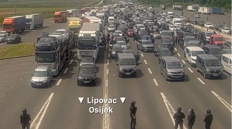 VIDEO Spriječeni sukobi Armade i Boysa na A1 i A3. Policija koristila sredstva prisile