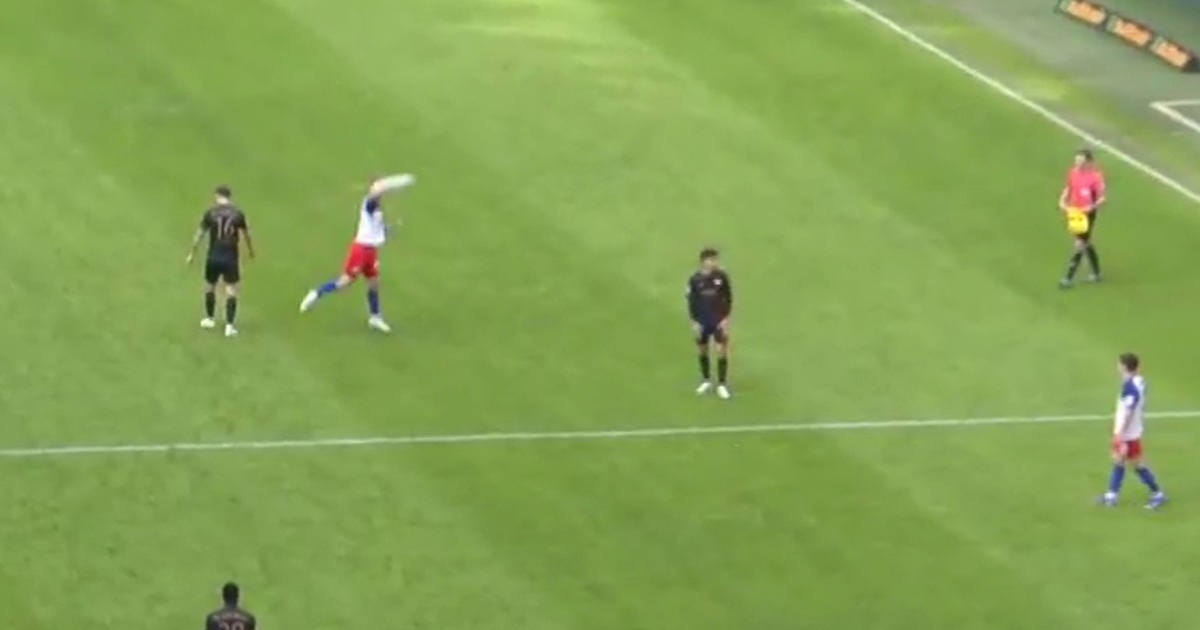 VIDEO Bijesni Vušković napucao loptu šakom i pogodio suca. Prijeti mu kazna?