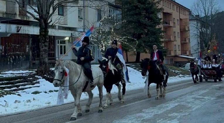 Srbi u Bosanskom Grahovu slavili Božić uz kokarde i zastave s mrtvačkim glavama