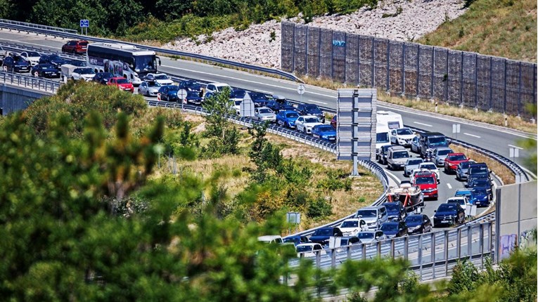 Gužve na autocestama, na Krčkom mostu kolona duga četiri kilometra