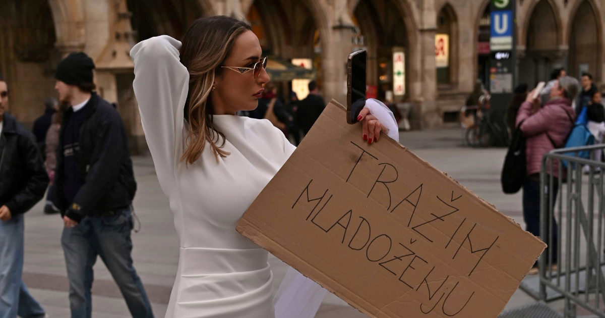 Hrvatica u centru Münchena prošetala u vjenčanici i držala natpis "Tražim mladoženju"