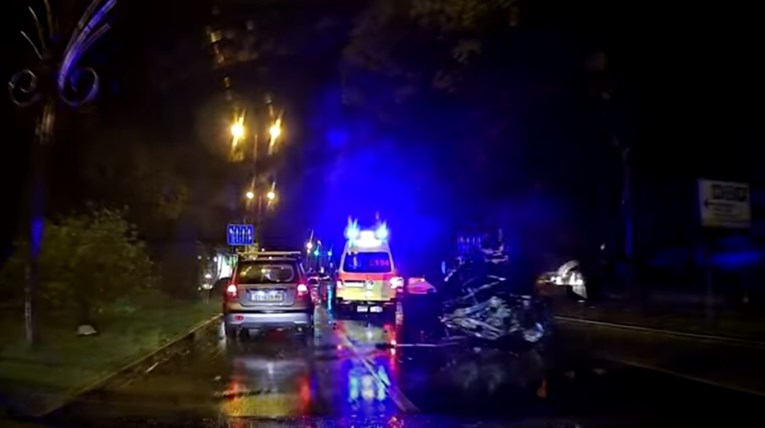 VIDEO BMW se velikom brzinom zabio u stup u Splitu