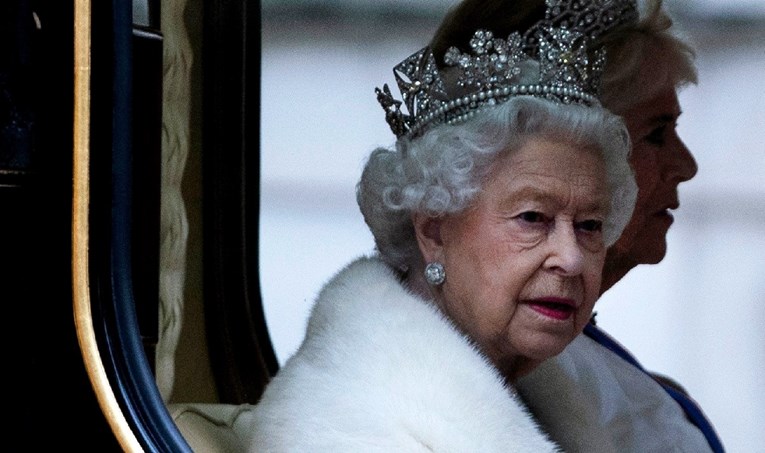 Kraljica Elizabeta prestaje nositi pravo krzno, PETA je pohvalila
