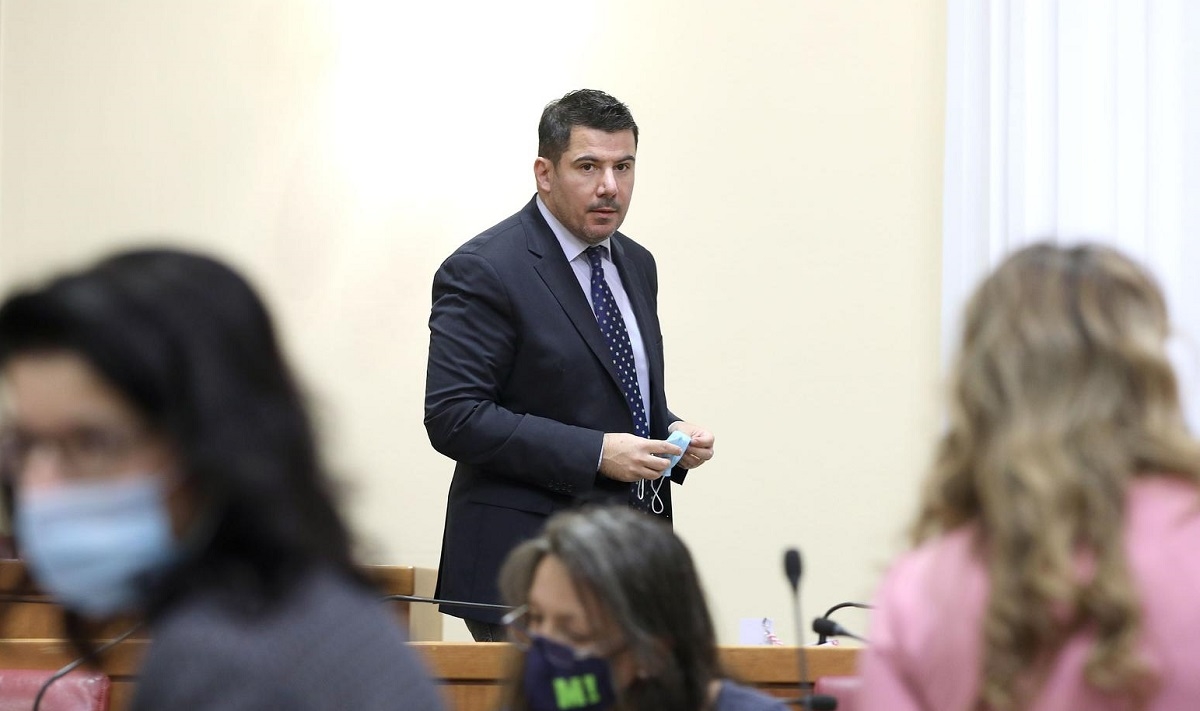 Grmoja: Ako svi u institucijama moraju imati covid-potvrde, što je sa zatvorenicima?