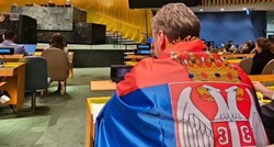 FOTO Vučić u UN-u zagrnut srpskom zastavom nakon izglasavanja rezolucije o Srebrenici