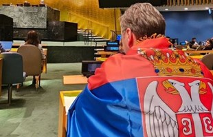 FOTO Vučić u UN-u zagrnut srpskom zastavom nakon izglasavanja rezolucije o Srebrenici