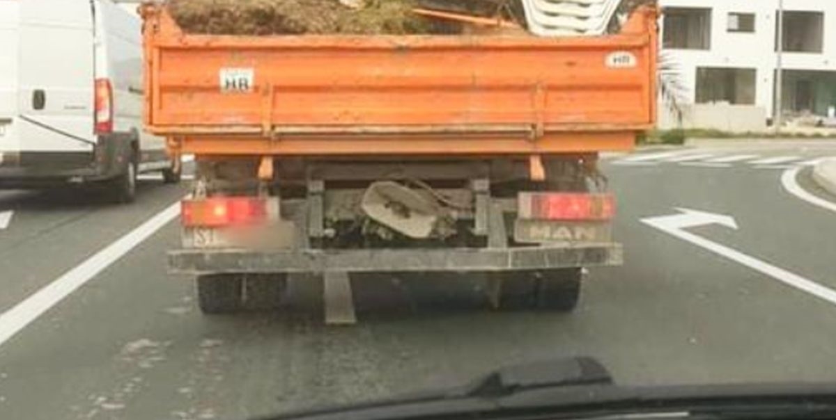 Fotka s ceste u Dalmaciji postala hit na Fejsu, odmah ćete vidjeti zašto