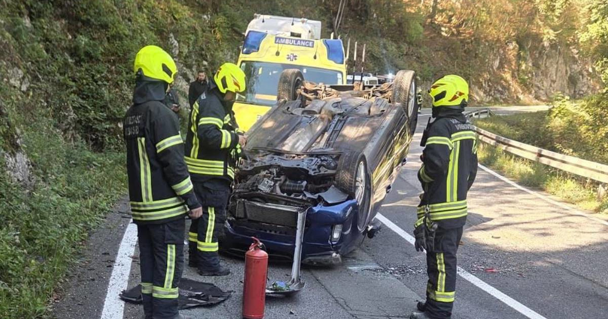 Nesreća kod Vrbovskog, auto završio na krovu. Jedna osoba ozlijeđena