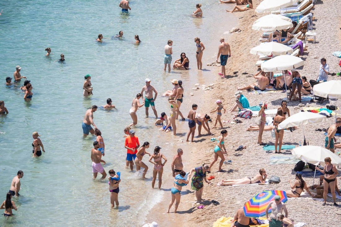 Par pokazao kako čuva stvari na plaži. Ljudi poručili: "Isprobajte balkansku metodu"