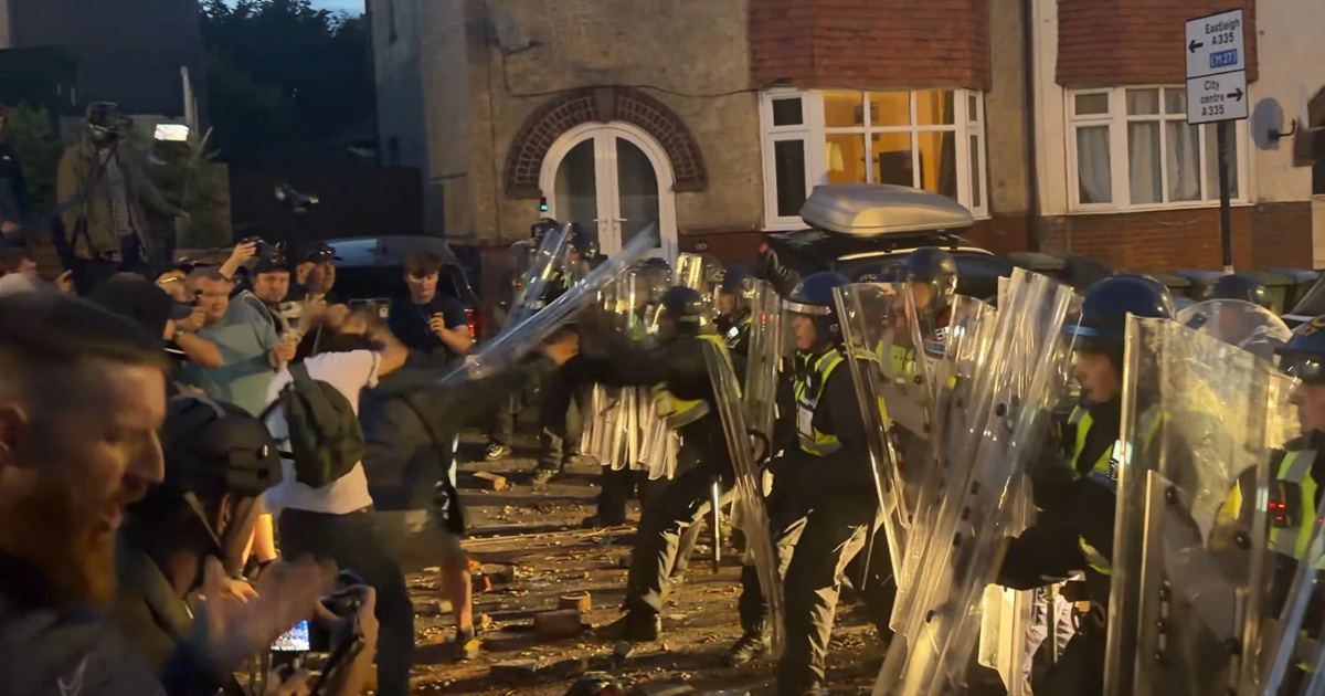 Neredi u Britaniji nakon ubojstva studenta. Prosvjednici krenuli prema kući ubojice