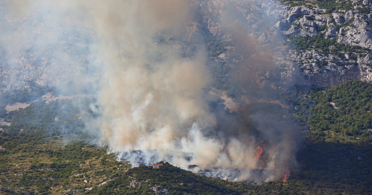 FOTO I VIDEO Požar u Kaštelima. Više od 100 vatrogasaca dežurat će cijelu noć