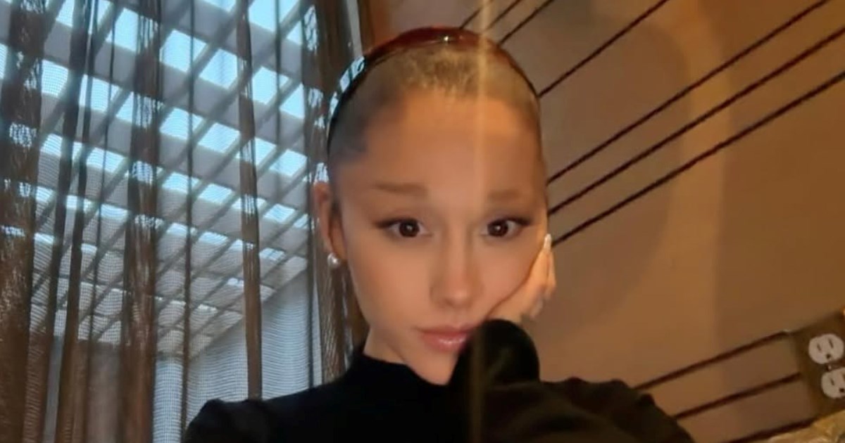 Ariana Grande oživjela je omiljeni modni dodatak ikone stila iz 90-ih