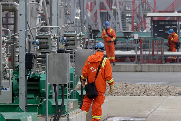 Srpska rafinerija nafte prekida rad