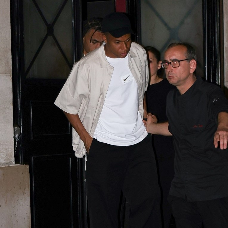 FOTO Mbappea paparazzi uhvatili na izlasku iz restorana, s njim bila tajanstvena žena
