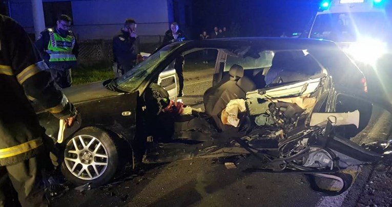 FOTO Frontalni sudar sinoć kod Dugog Sela, tinejdžer teško ozlijeđen