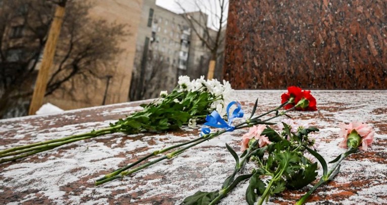 Rusi u Moskvi polažu cvijeće za žrtve ruskog raketiranja zgrade u Ukrajini