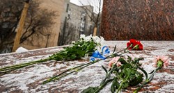Rusi u Moskvi polažu cvijeće za žrtve ruskog raketiranja zgrade u Ukrajini