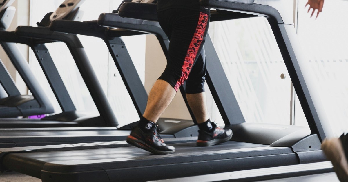 Hodanje na traci za trčanje: Odličan način za mršavljenje i poboljšanje kondicije