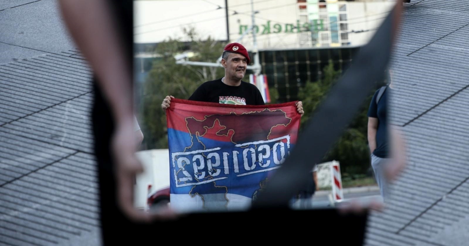 U Beogradu obilježili genocid u Srebrenici, žene nosile ogledala: Srbijo, pogledaj se