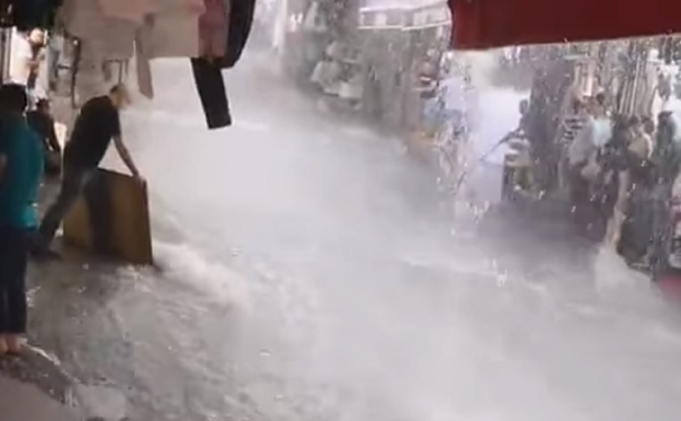 VIDEO Istanbul paraliziran, cijeli je pod vodom, jedna osoba poginula