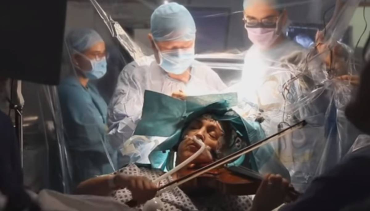 VIDEO Britanka svirala violinu dok su joj operirali tumor na mozgu