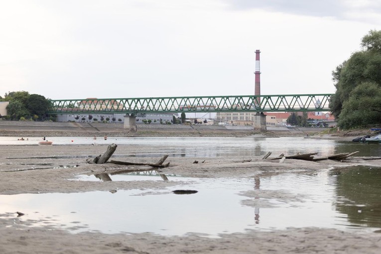 Rekordno nizak vodostaj Drave kod Osijeka