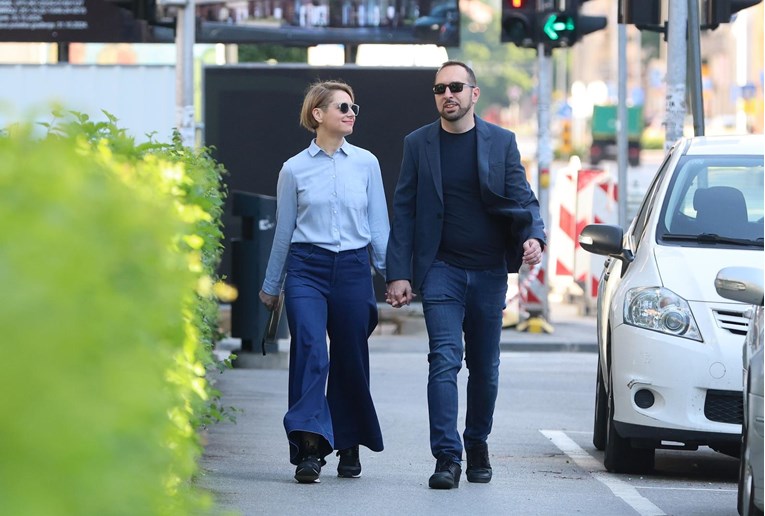 FOTO Tomašević i supruga Iva nisu ispuštali ruku jedno drugom na biralištu