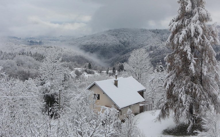 Snijeg zameo Gorski kotar, a prekrasni prizori zimske idile stižu iz Vrbovskog