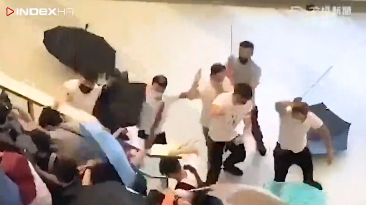 VIDEO Maskirani napadači palicama i šakama tukli prosvjednike u Hong Kongu