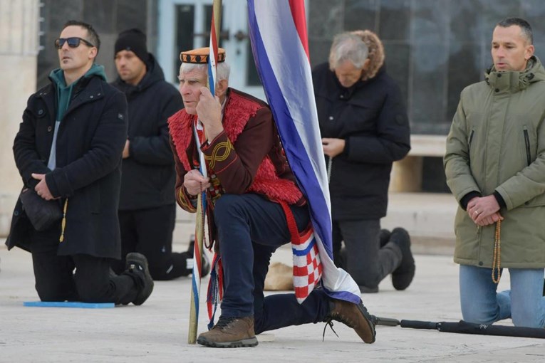 Više od 42.000 ljudi potpisalo za micanje klečavaca. Sutra će potpisi biti predani