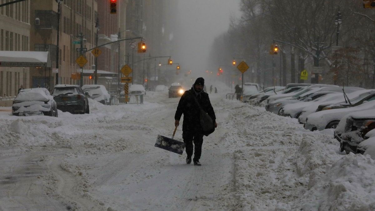Snažna snježna oluja na sjeveroistoku SAD-a, New York proglasio izvanredno stanje