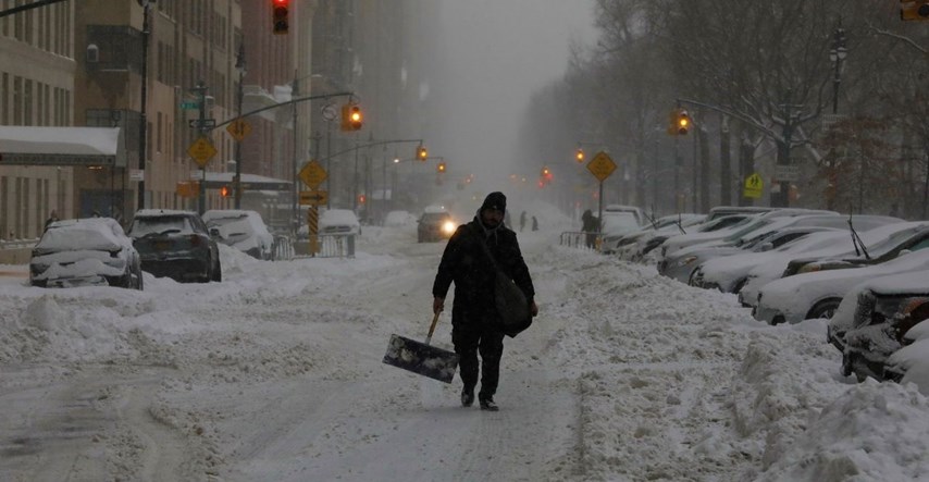 Snažna snježna oluja na sjeveroistoku SAD-a, New York proglasio izvanredno stanje