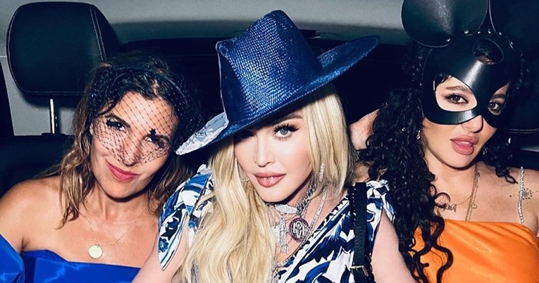 Madonna proslavila 64. rođendan ljubeći se s dvije žene na razuzdanoj zabavi