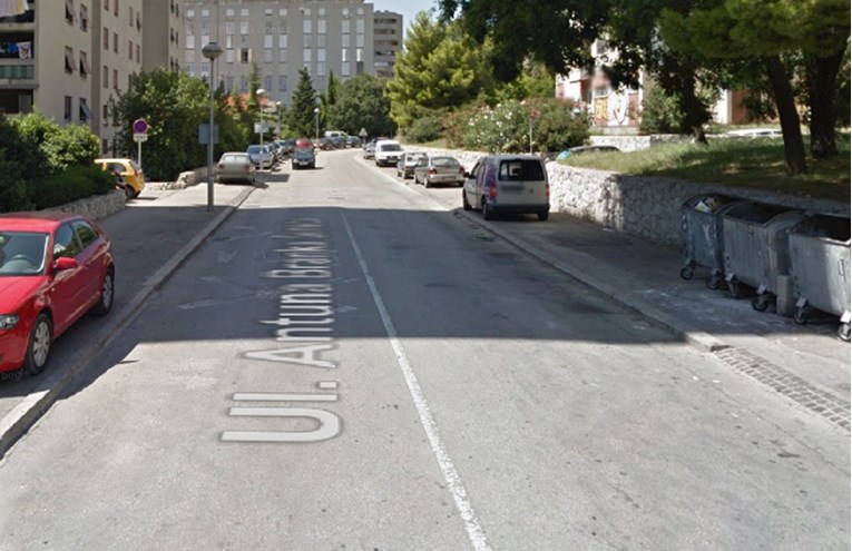 Teška nesreća u Splitu, pješakinja završila pod kombijem, izvlačili je vatrogasci