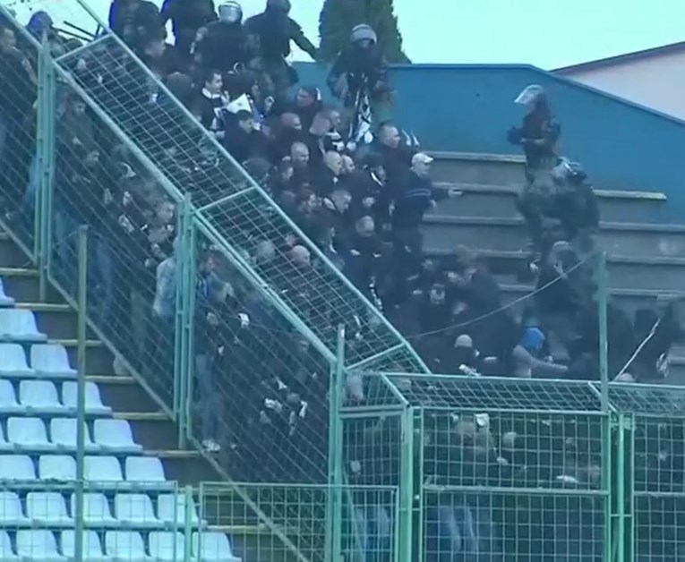 Kaos u Širokom. Pogledajte sukob policije i navijača Željezničara zbog transparenta