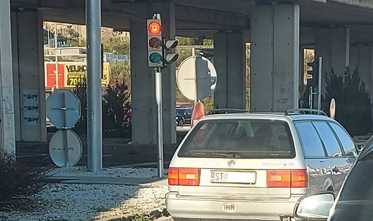 Fotka iz Splita postala hit na Fejsu zbog onog što se vuče za ovim autom