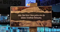 Uništen plakat u BiH na kojem je pisalo da "jelka i Nova godina nisu dio islama"