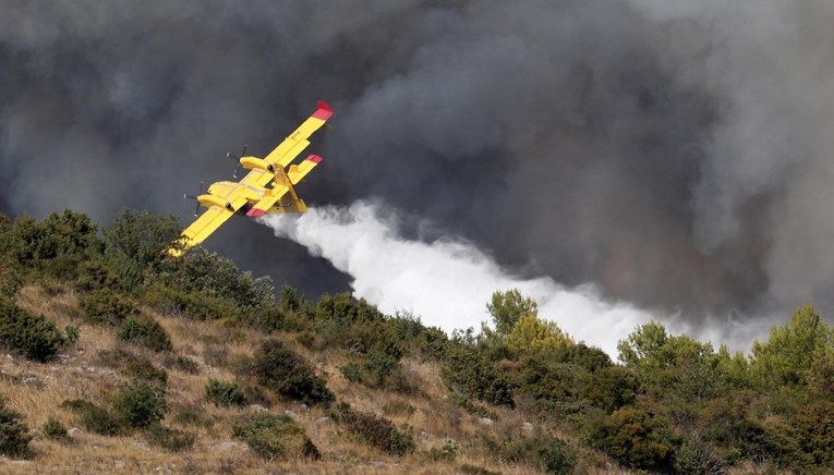 Još traje gašenje velikog požara u Dalmaciji. Jedna osoba privedena