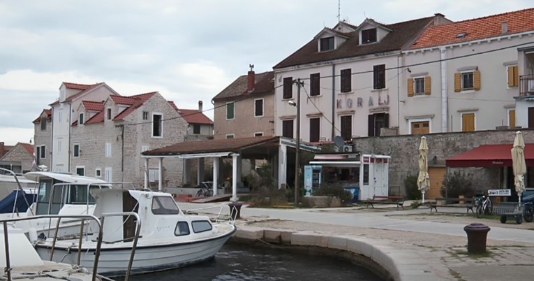 Zatvara se jedini kiosk na Zlarinu. "Ovaj otok nazaduje"