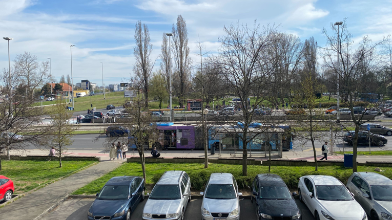 Zagrepčaninu se zapalio auto, vozač ZET-a ostavio autobus na stanici i trčao pomoći