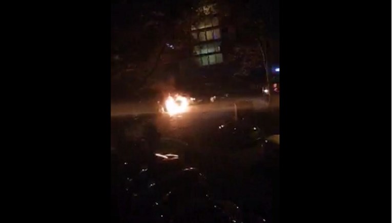 U Zagrebu izgorio auto, pogledajte snimku