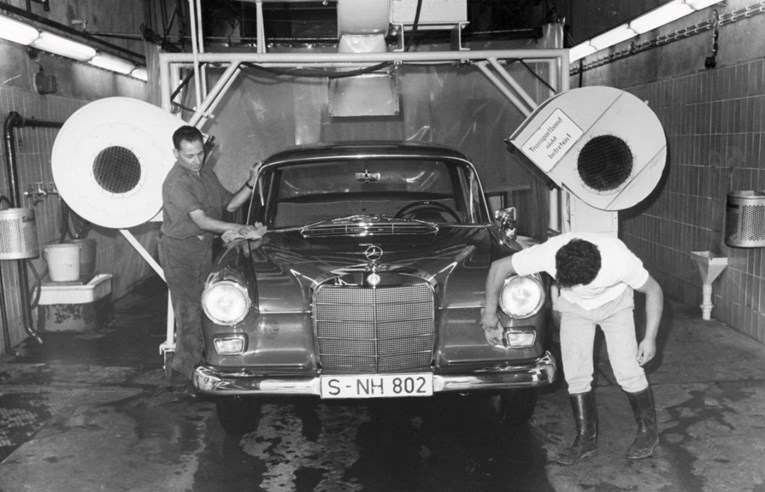 Kratka povijest pranja automobila: Od ručnog glanca do autopraonice