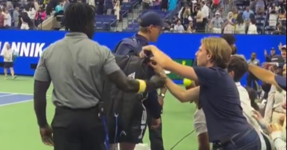 VIDEO Novi bizarni incident na US Openu. Navijač pokušao otvoriti Sinnerovu torbu