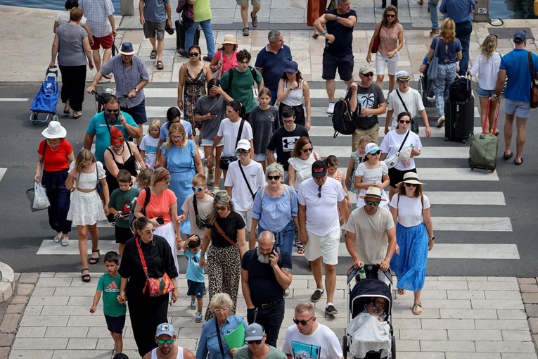 FOTO Zadar je pun turista, pogledajte gužve u gradu