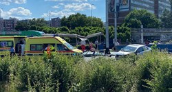 VIDEO Teška nesreća u Zagrebu: Autom se zabio u tramvajsku stanicu, više ozlijeđenih
