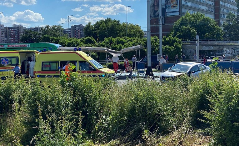 VIDEO Teška nesreća u Zagrebu: Autom se zabio u tramvajsku stanicu, više ozlijeđenih
