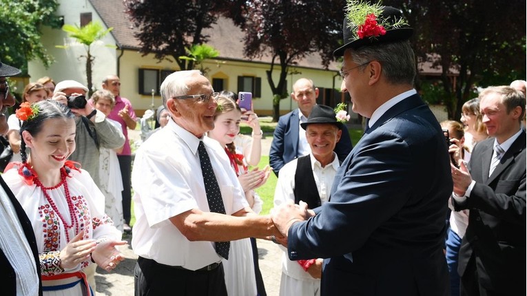 Plenković se u Srbiji prvo sreo s biskupima, a onda će s Anom Brnabić
