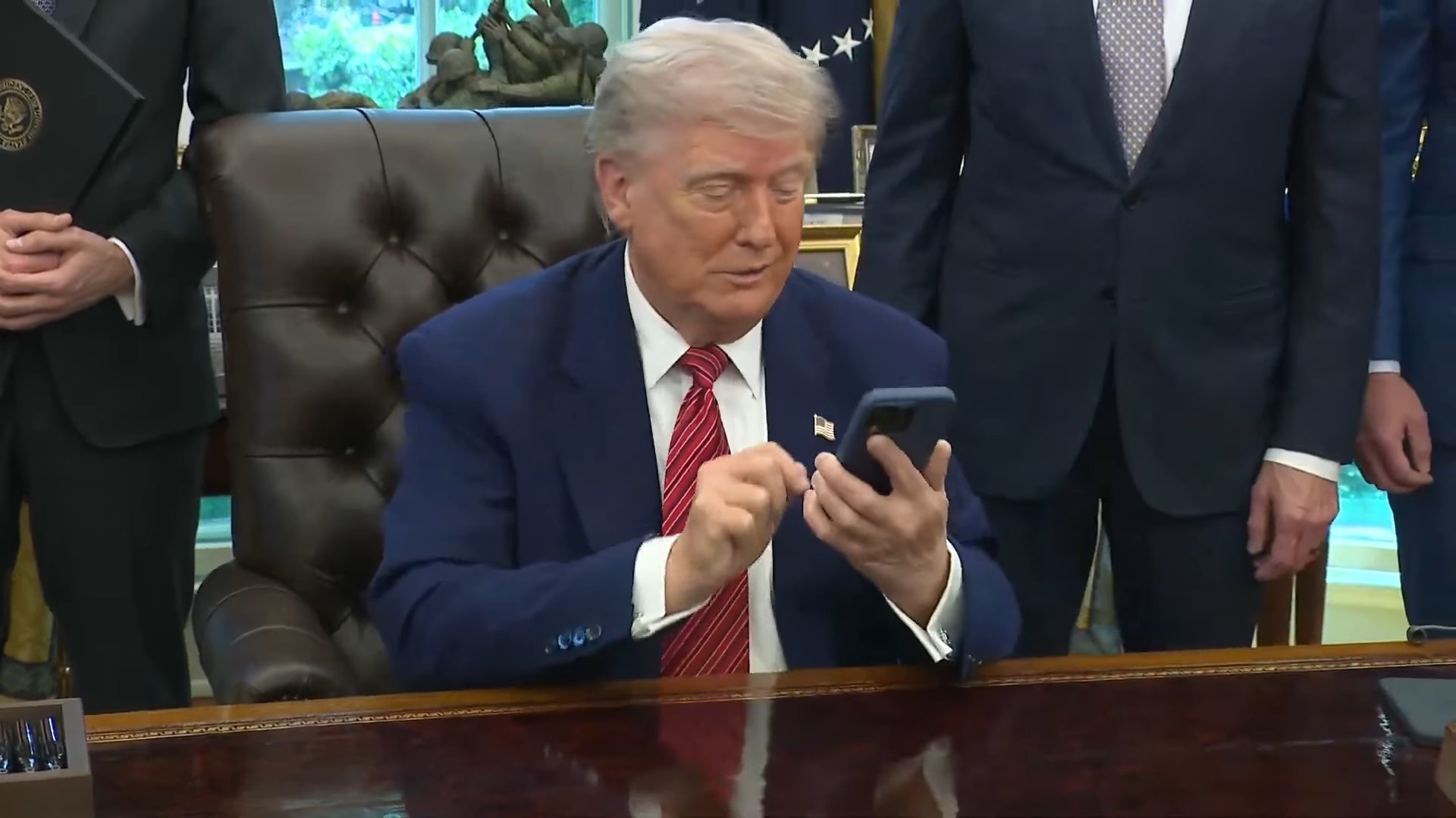 VIDEO Trumpu dvaput zvonio mobitel na presici: "Zovu da nam čestitaju"