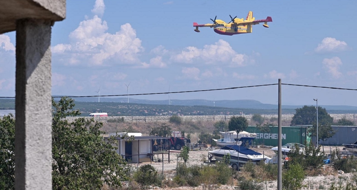 Starica (88) kod Benkovca palila korov, izazvala velik požar. Prijeti joj zatvor