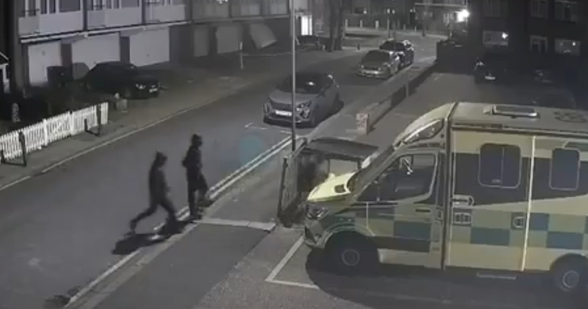 Trojica uhićenih zbog paleža vozila hitne pomoći u Londonu. Među njima tinejdžer (17)